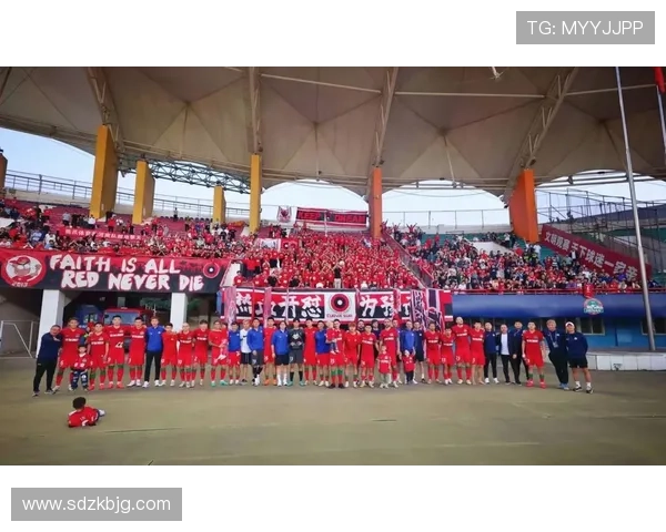 欧洲杯球迷村盛大开幕,热情互动吸引众多球迷参与庆祝